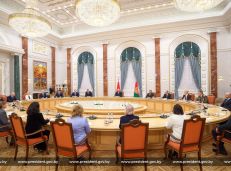 Президент Беларуси Александр Лукашенко 22 января вручил дипломы доктора наук и аттестаты профессора научным и научно-педагогическим работникам